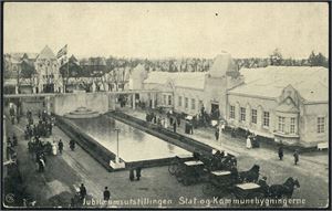 Ca 450 postkort, hvor mer enn 400 i småformat. Om lag 160 norske stedskort samt en del konge/1914 og fra Jubileumsutstillingen 1914.