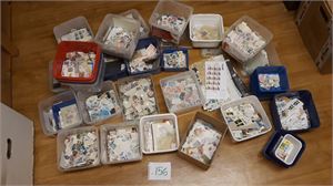 Tusenvis av merker i plastbokser. Noe sortert på land, noe ikke. Vekt 8,3 kilo