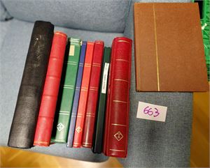 Diverse i 9 innstikksbøker/permer inkl en del miniark. Også noen glansbilder. 1 tom innstikksbok 16 sider følger med.Vekt 13 kilo