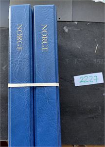 Stemplet samling i 2 E.L. album til 1982. Glissen i starten inkl Nk 1 med smale marger og et defekt, Nordkapp I og lux utstillingsstempler på INTERJUNEX. Noen komplette hefter stemplet "NORWEX 80"