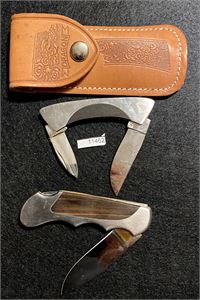 KNIVER Fra nedlagt butikk, 2 ubrukte kniver i kvalitets stål og lærslire. Meget lavt utrop