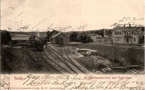 Jernbane Vestby, Jernbanestationen med tog og omgivelser i 1904. (Sæbbø 30). Udelt bakside, småf. s/hv. Stpl i 04. Pen brukskvalitet.