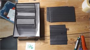 REKVISITA-INNSTIKKSKORT 315 stk C6/C5, 18 stk C5 og 7 mindre. Alle med plastforside, ingen med klisterlapper. Tilsynelatende mange ubrukte, vekt 2,4 kilo
