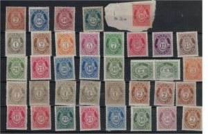 Diverse posthorn stolpe og antikva. Antar at alle er hengslet og et festet i hjørne på papir. Sikker mye katalogverdi