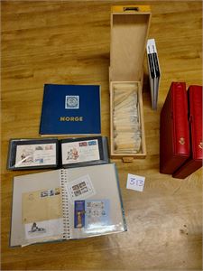 Kasse med posearkiv til 60-tallet som er usjekket, 2 Postens røde (1 tom) med FDC og noen hefter, 2 stk Norge 2000, noen eldre brev/kort +. Vekt 9,8 kilo