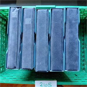 MYNTBREV Samlerhusets Kongelige mynt/minnebrev i 5 permer fra 90-tallet og nyere. Vi aner ikke hvor mange tusen kroner dette har kostet i abonnement. Vekt 11,1 kilo