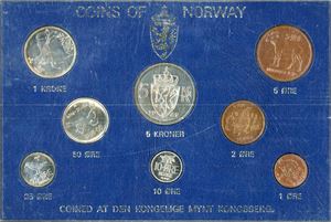 5 norske Årssett i hardplast: 1969 (2 stk), 1970 (3 stk) og 1975. Også et svensk fra 1969 og noen danske 1- og 2 ører. Noen anmerkninger i plasten.