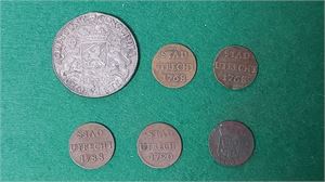 NEDERLÄNDERNA parti inkl. 1 Ducato silvermynt 1780 (har varit hängd), samt  fem st. Duit kopparmynt. Medföljer