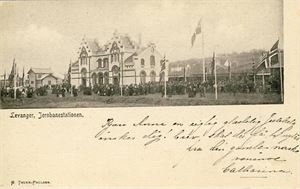 Jernbane Levanger, Jernbanestationen. Fra åpningen (Thurn-Paulsen K1998). Udelt bakside, småf. s/hv. Stpl. Levanger 22-XII-03.  Pen brukskvalitet.