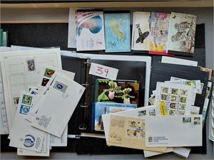 KANALØYENE Rotekasse med masse merker i 2 innstikksbøker, mange prestisjehefter og FDC. Utvilsomt mye katalogverdi, vekt 5,9 kilo