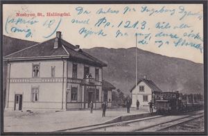 Nesbyen St. Hallingdal  (LKÖ, 1908) St. Bergernsbanen 1909.  Fint motiv med lok og folk