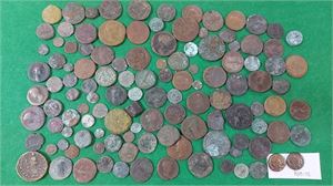 ROM större parti bronsmynt, mest väldigt slitna inkl. två falska. Studiematerial.