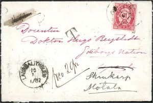 37 I. 10 øre skravert Posthorn 1882 på konvolutt til Upsala, stemplet "Laurdal i Thelem. 10.7.1882". Ved ankomst er brevet videresendt til Motala (på østsiden av Vättern), påstemplet "T" og påskrevet "frco 20øre" på forsiden. Baksiden påsatt et 1 øre- og et 3 øre svensk Løsen-merke, og stemplet "Motala 17.7.1882" samt ved siden transittstemplet "Skien" og avtrykk fra svensk jernbanestempel. Konvolutten er åpnet i sidene for utstilling.