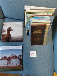 POSTENS ÅRSSETT Komplett 1976-2020. Kostpris 12334 kroner da de var nye. Vekt 3,9 kilo