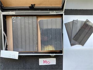 REKVISITA - INNSTIKKSKORT 105 stk format C6, 9 stk C5 og 3 mindre. Alle med plast forside. Ingen klisterlapper eller noteringer. Selges i liten koffert, vekt 1,8 kilo