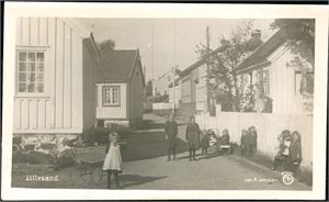 Lillesand og noe Brekkestø. 185 postkort, hvorav 120 i småformat.