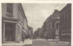 Drammen - Nedre Storgate (H.C.Christoffersen) UB småf.  Flott motiv med Apotek, Butikker, Folk og biler.  Krystallklart motiv!