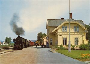 Jernbane HELL stasjon (NT), med damplok og godstog, A6 farge (Aune F-1860-4), ubrukt.