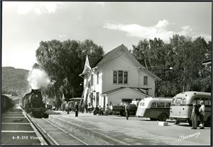 Stasjoner og tog. Ca 120 kort, hvorav 60 i småformat. Av storformatkortene er det fin geografisk spredning. Også 20 utenlandske kort.