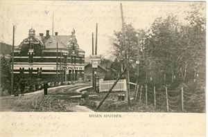 Østfold Mysen Apotek (Schønberg 946). Udelt bakside, småf. s/hv. Stpl. Askim 19-VII-06. Pen kvalitet