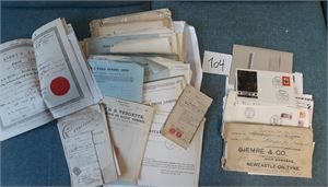 DIVERSE DOKUMENTER Mest engelske, noen med frimerker fiskalt brukt. Medfølger kopier av bilder og 2 aviser fra krigen og noen  kort og brev. Vekt 2,9 kilo