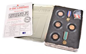 Gull D-DAY LANDINGS 4-COIN GOLD MEMORIAL SET. Meget flott utgivelse fra Royal Mint med 3 gullmynter fra Alderney, Guernsey og Jersey 2004, hver mynt pålydende 25 pund (7,98 gram 91,67 % gull). Myntene er spesiallaget til 60 års jubileet for D-Dagen, kv. proof. Medfølger sovereign fra 1925 i gull, samt 2 medaljer og et pins. (Totalt 0.94 oz./29,27 gram rent gull). Kommer med original boks og sertifikat, begrenset opplag på 500 stk.