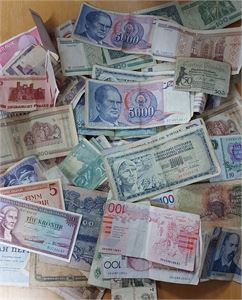 Stort parti sedlar från hela världen i väldigt blandad kvalitet.  Spännande blandning av olika länder och