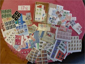 xx en haug merker 50-80-tallet + få eldre. Noen av de nyere i enheter, også noen hefter og miniark