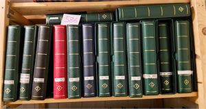 ENORM samling egenmontert i 14 LT permer til 2025, noen med kassetter. Oppsatt med plass til både brukte og ubrukte hele veien. Noen få ubrukte fra 1909, så merker og mer tett. De dyreste merkene mangler hele veien. Her ligger verdien i alt pålydende fra etter krigen og permene.