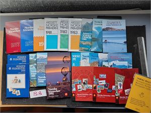 POSTENS ÅRSSETT 1977-99, 23 stk + samlesett bygninger. Kostpris 2906 kroner da de var nye