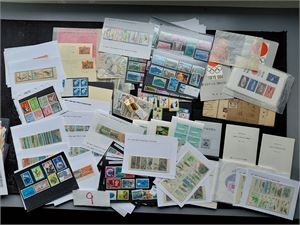 JAPAN Mengder av serier, miniark, brev i eske.