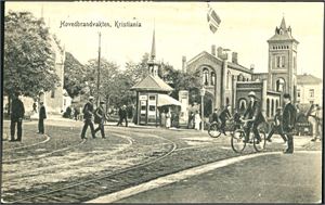 Kristiania. 185 postkort, hvorav 88 i småformat. Storformatkortene er i sort/hvit. Flere uvanlige motiver.