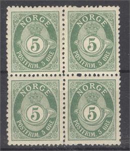 NK 67 i 4-blokk **/*  5ø antikva 1896 tg. 13,5x12,5.  Attest Hans J. Enger:  Originalgummi med hengselrest i øvre par.  Nedre par postfrisk.  Tg.var. 1 i høyre vertikalpar