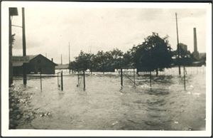 Flommen i Skien Juni 1927, Enerett: Erik St. Nilssen, Skien. K-1