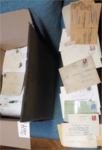 BREV + Kasse med mest bruksbrev 70-90-tallet. Innslag av produserte filatelistiske ting og noe eldre, men mye uten verdi. Vekt 7,2 kilo
