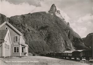 Postkort jernbane ROMSDALSHORN stasjon og Trolltindene (MR) A6 s/h (Mittet 2529-24) ubrukt