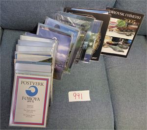 FÆRØYENE-ÅRSMAPPER 1975-2005 minus 1998. 1-2 av hver, kun 1 av den første. Vekt 2,9 kilo