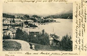 Telemark Ulefos, parti fra m/lokalbåt (Nilsen 1903). Udelt bakside, småf. s/hv. Stpl. Hollen 12-X-03. Svak brekasje nede til høyre som skjemmer lite, ellers pen kvalitet. Ingen kortnummer
