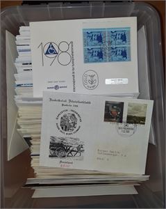 FDC Lot noen hundre FDC/Særstpl i plastkasse, 80 årene og nyere.