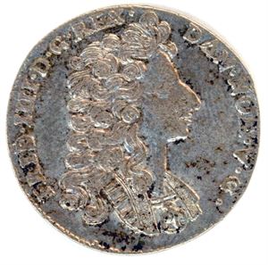 1 Mark 1716. 7 H 14, NM 10. Noen svarte flekker ved siste "I"-tallet i "XVI". 1+