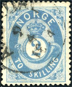 17 b. 2 skilling Posthorn i prøysisk blå nyanse, stemplet "Arendal". Meget pent utseende, men med et par feil. Signert FCM.