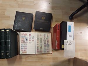 Kasse med diverse FDC og merker i album og innstikksbøker inkl 2 bind USA og 1 bind Færøyene. Til dels pene visirpermer fra Leuchtturm. Vekt 21,3 kilo