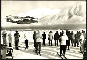 Svalbard. Drøyt 100 sort/hvit postkort i storformat i album.