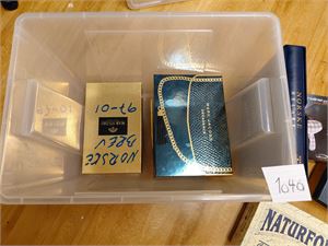 Diger plastkasse med mindre esker og en perm med rester fra dødsbo. Mye brev og poser. Vekt 12,4 kilo