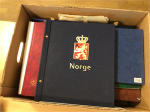 Banankasse med diverse album og merker - fra BO