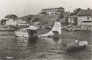 Fly Lyngør , med fly St. Lngør 1953 (beklippet ???)