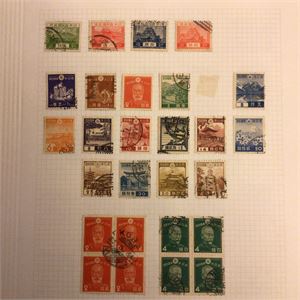 Japan Samling på albumark 1913+  samt en del -nyere.  St / **.  En del blokker med mer på det moderne