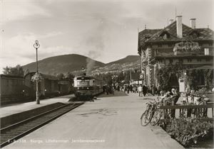 Postkort jernbane LILLEHAMMER stasjon (OP) A6 s/h (Normann 6-B-108) brukt 1955