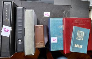 Noen permer/album. 1 WWF, 1 Samlerhuset, 1 Grønland, et par tomme album og noen svenske brev. Ikke noe spesielt, men de to førstnevnte har utvilsomt vært dyre å kjøpe. Vekt 12 kilo