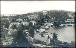 Ca 240 postkort i småformat, hvorav 80 er norske stedskort. Også 14 kartong-/overrekkelseskort og 25 storformatkort.